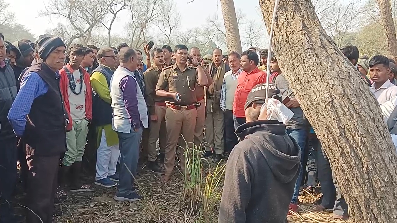फंदे से लटकता मिला युवक का शव, हत्या की आशंका