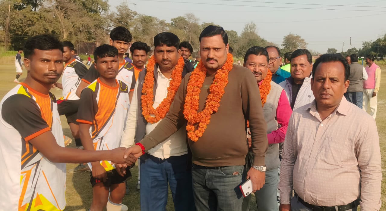 रोमांचक मुकाबले में मेजबान को एक गोल से पराजित कर देवरिया की टीम फाइनल