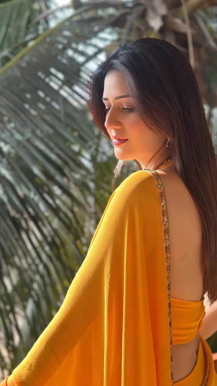 ईशा रिखी ने येलो साड़ी पहन ढाया कहर