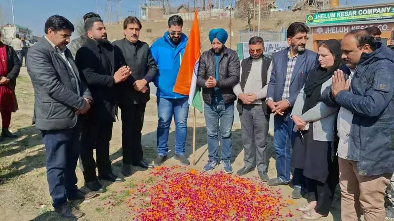 भाजपा नेताओं ने पुलवामा हमले में शहीद सीआरपीएफ जवानों को श्रद्धांजलि दी भाजपा नेताओं ने पुलवामा हमले में शहीद सीआरपीएफ जवानों को श्रद्धांजलि दी