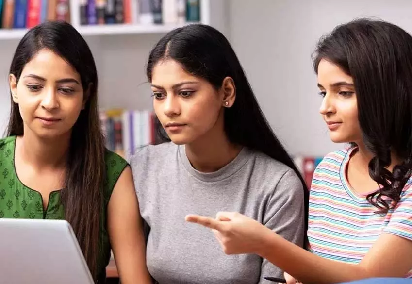 नौकरी गई 10 हजार सरकारी कर्मचारियों की, 8 विभागों में हड़कंप नौकरी गई 10 हजार सरकारी कर्मचारियों की, 8 विभागों में हड़कंप