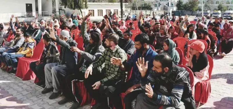 Rajouri 350 लोगों को क्वारंटीन केंद्रों से वापस घर भेजा गया Rajouri 350 लोगों को क्वारंटीन केंद्रों से वापस घर भेजा गया