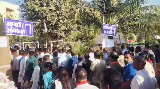 सेजबहार मतगणना सेंटर पहुंचे कांग्रेस-बीजेपी के कार्यकर्ता, वोटों की गिनती शुरू होगी कुछ देर में सेजबहार मतगणना सेंटर पहुंचे कांग्रेस-बीजेपी के कार्यकर्ता, वोटों की गिनती शुरू होगी कुछ देर में
