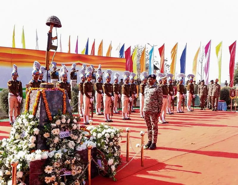 J&K: मोदी ने पुलवामा शहीदों को श्रद्धांजलि देने में देश का नेतृत्व किया J&K: मोदी ने पुलवामा शहीदों को श्रद्धांजलि देने में देश का नेतृत्व किया