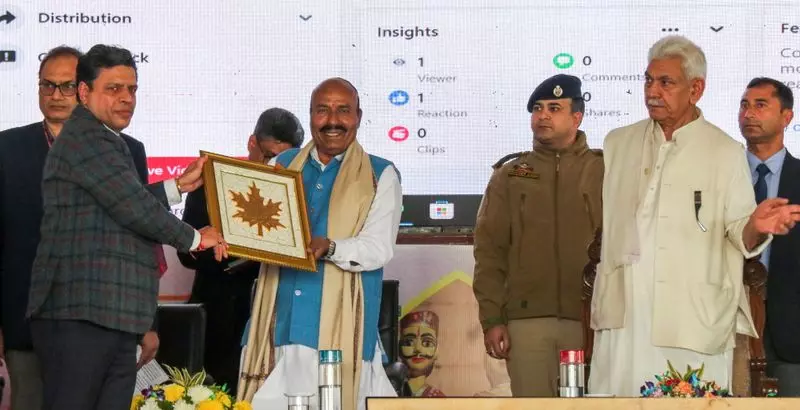 J&K: केंद्रीय मंत्री ने सफाई कर्मचारियों को पीपीई किट और आयुष्मान कार्ड वितरित किए J&K: केंद्रीय मंत्री ने सफाई कर्मचारियों को पीपीई किट और आयुष्मान कार्ड वितरित किए