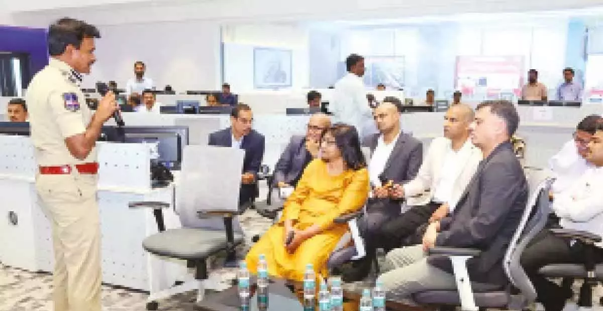 Telangana: सुपर सर्च इंजन गूगल की टीम ने एकीकृत पुलिस कमांड सेंटर का दौरा किया Telangana: सुपर सर्च इंजन गूगल की टीम ने एकीकृत पुलिस कमांड सेंटर का दौरा किया