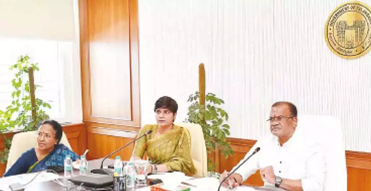 Telangana: कोमाटीरेड्डी ने क्षतिग्रस्त सड़कों की तत्काल मरम्मत के आदेश दिए Telangana: कोमाटीरेड्डी ने क्षतिग्रस्त सड़कों की तत्काल मरम्मत के आदेश दिए