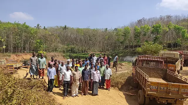 Tamil Nadu: थिरपराप्पु के निकट तालाब से गाद निकालने का विरोध Tamil Nadu: थिरपराप्पु के निकट तालाब से गाद निकालने का विरोध