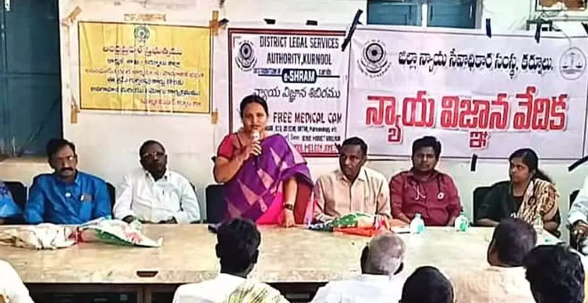 Andhra: कुरनूल मार्केट यार्ड में कानूनी जागरूकता शिविर आयोजित Andhra: कुरनूल मार्केट यार्ड में कानूनी जागरूकता शिविर आयोजित