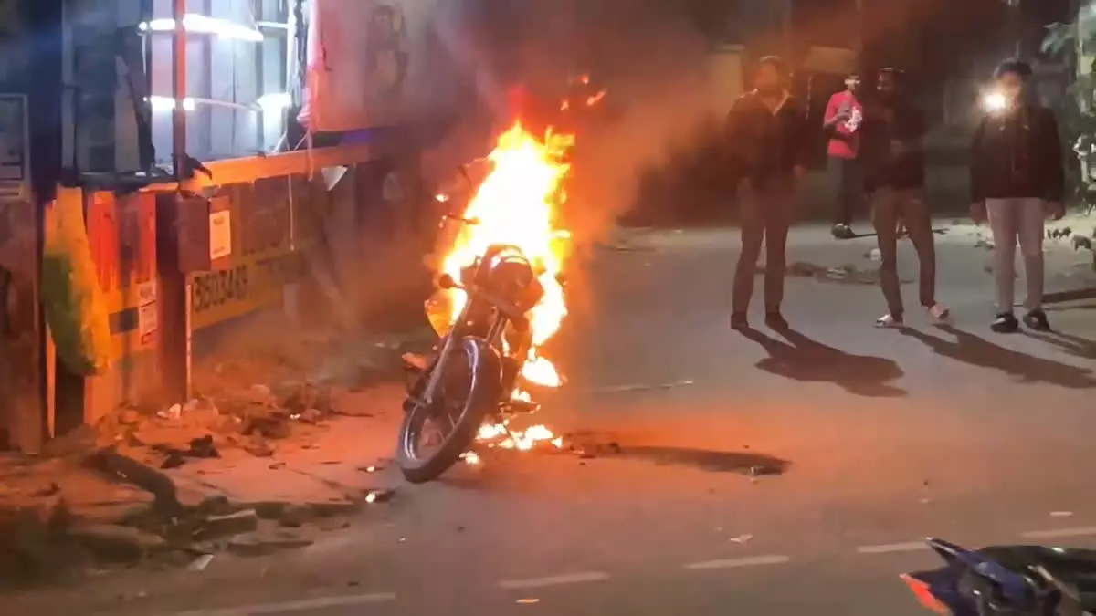Lalpur में वैलेंटाइन डे पर प्रेमिका से झगड़ा के बाद प्रेमी ने बुलेट में आग लगाई Lalpur में वैलेंटाइन डे पर प्रेमिका से झगड़ा के बाद प्रेमी ने बुलेट में आग लगाई