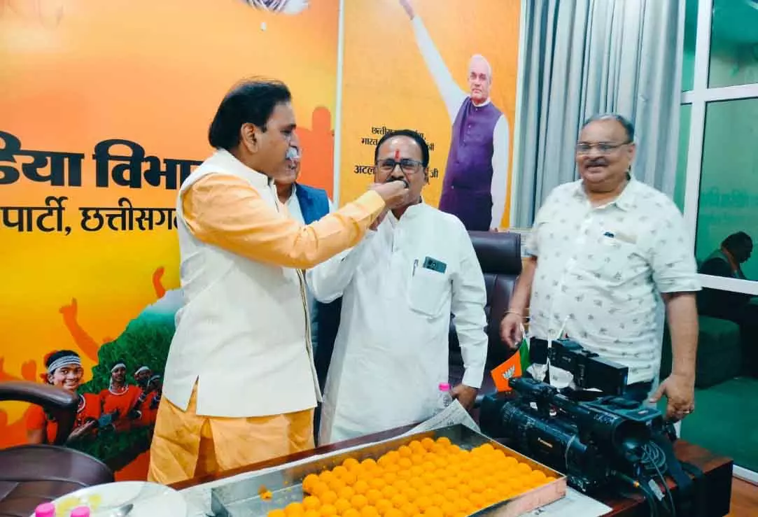 रायपुर : निगम, पालिका और पंचायत में बीजेपी, पार्टी दफ्तर में मुंह मीठा कर रहे नेता रायपुर : निगम, पालिका और पंचायत में बीजेपी, पार्टी दफ्तर में मुंह मीठा कर रहे नेता