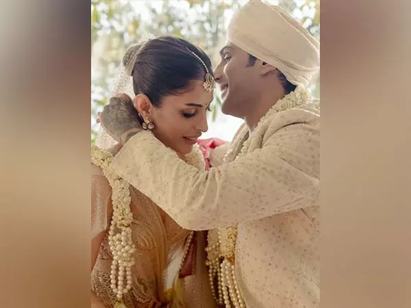 प्रतीक बब्बर और Priya Banerjee ने शादी की, अपनी शादी के दिन की तस्वीरें शेयर कीं प्रतीक बब्बर और Priya Banerjee ने शादी की, अपनी शादी के दिन की तस्वीरें शेयर कीं
