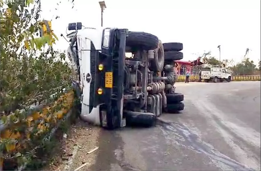Kangra: क्रैश बैरियर से टकराकर पलटा ट्रक, चालक घायल Kangra: क्रैश बैरियर से टकराकर पलटा ट्रक, चालक घायल