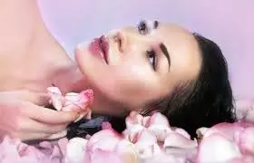 Rose Facial: घर पर ही करें गुलाब का फेशियल, आसान स्टेप्स में मिलेगा गुलाबी निखार Rose Facial: घर पर ही करें गुलाब का फेशियल, आसान स्टेप्स में मिलेगा गुलाबी निखार