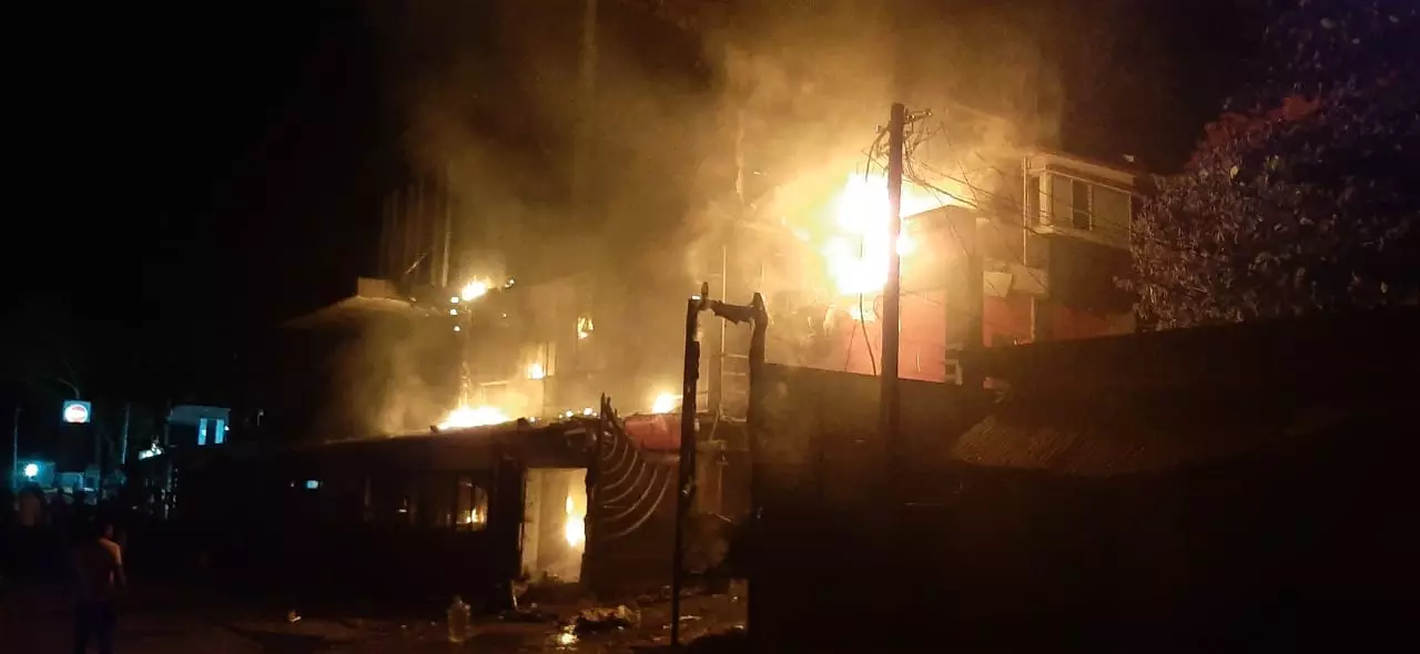 Dhanbad: होटल संचालक के घर में लगी आग, सिलेंडर ब्लास्ट; लाखों का नुकसान Dhanbad: होटल संचालक के घर में लगी आग, सिलेंडर ब्लास्ट; लाखों का नुकसान