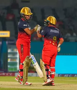 WPL 2025: Richa, कनिका की धमाकेदार वापसी, RCB ने 6 विकेट से जीत के साथ अभियान शुरू WPL 2025: Richa, कनिका की धमाकेदार वापसी, RCB ने 6 विकेट से जीत के साथ अभियान शुरू