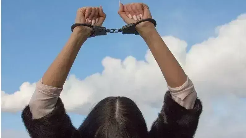 Ballia: चर्चित चाचा-भतीजा हत्याकांड में महिला गिरफ्तार Ballia: चर्चित चाचा-भतीजा हत्याकांड में महिला गिरफ्तार