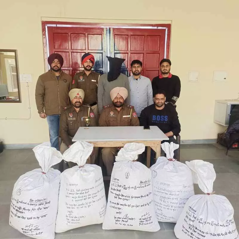 Punjab: कुख्यात ड्रग तस्कर 90 किलोग्राम अफीम के साथ गिरफ्तार Punjab: कुख्यात ड्रग तस्कर 90 किलोग्राम अफीम के साथ गिरफ्तार