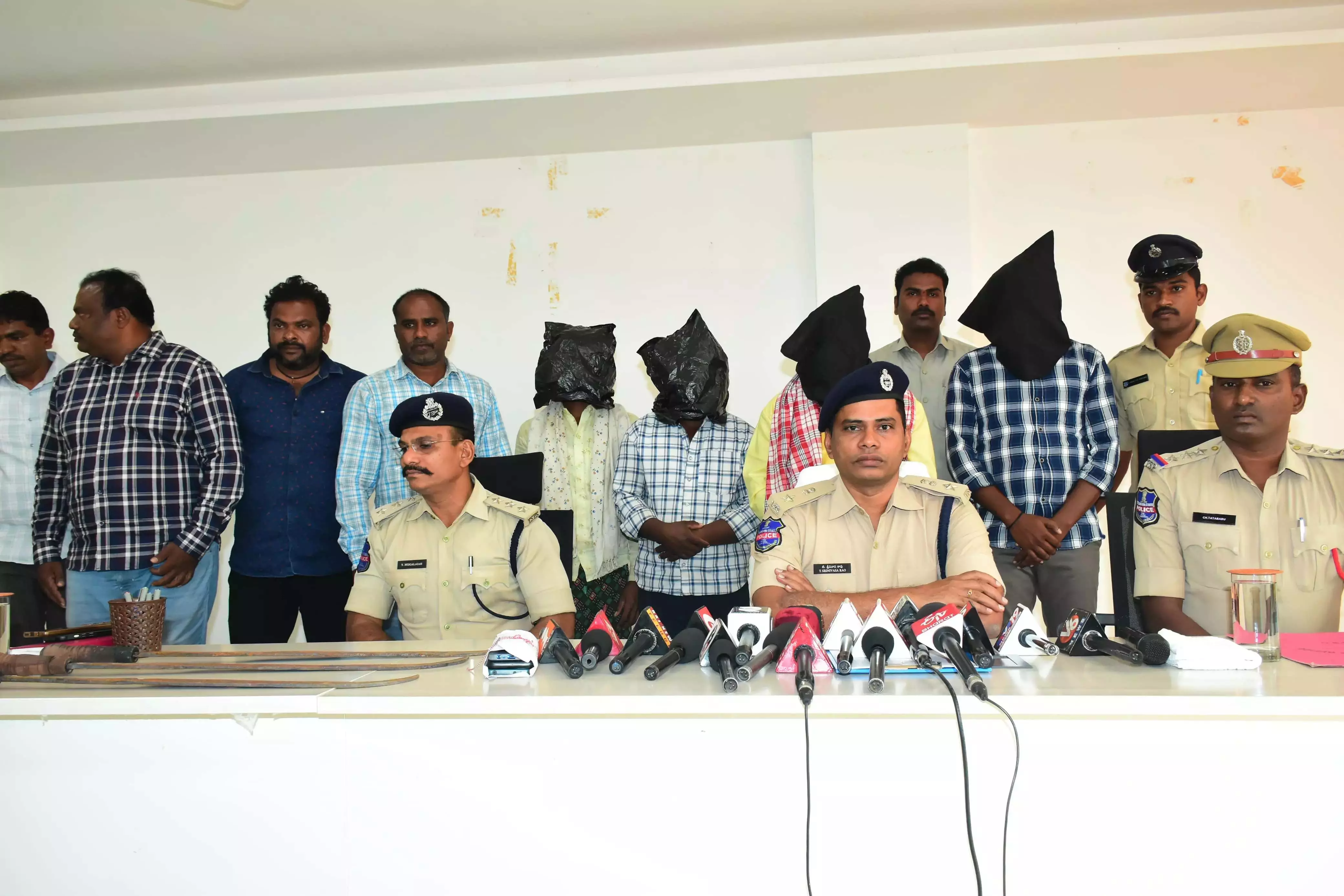 Jogulamba Gadwal पुलिस ने मात्र 48 घंटों में संपत्ति विवाद हत्या मामले का पर्दाफाश किया Jogulamba Gadwal पुलिस ने मात्र 48 घंटों में संपत्ति विवाद हत्या मामले का पर्दाफाश किया