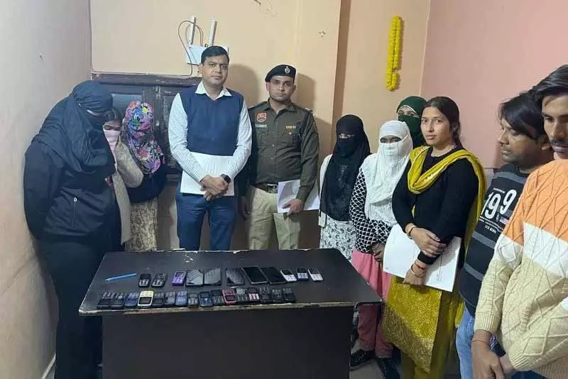 Gurugram में फर्जी कॉल सेंटर पर छापा, 8 लोग गिरफ्तार Gurugram में फर्जी कॉल सेंटर पर छापा, 8 लोग गिरफ्तार