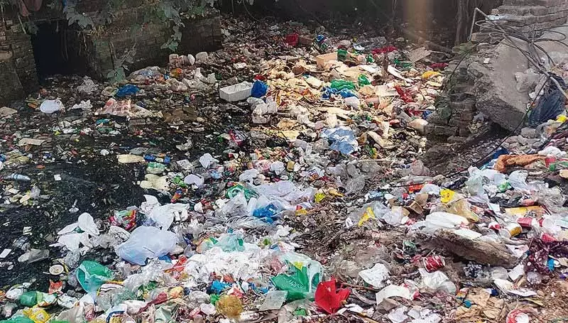 MC नालों में कूड़ा डालने की समस्या का समाधान करने में विफल रहा MC नालों में कूड़ा डालने की समस्या का समाधान करने में विफल रहा
