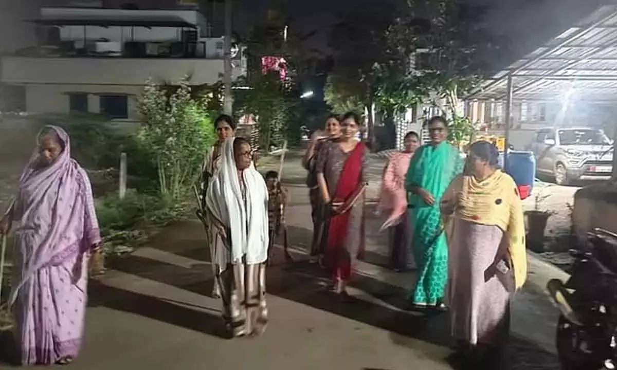 Bagalkot में चोरी की घटनाओं को रोकने के लिए महिलाएं पाली में गश्त कर रही Bagalkot में चोरी की घटनाओं को रोकने के लिए महिलाएं पाली में गश्त कर रही