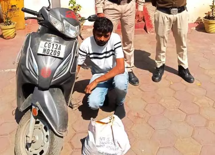 स्कूटी में शराब की तस्करी, डिक्की से 32 बोतलें जब्त स्कूटी में शराब की तस्करी, डिक्की से 32 बोतलें जब्त