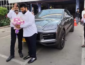 अभिनेता बालकृष्ण ने संगीत निर्देशक थमन को तोहफे में दी पोर्श कार अभिनेता बालकृष्ण ने संगीत निर्देशक थमन को तोहफे में दी पोर्श कार