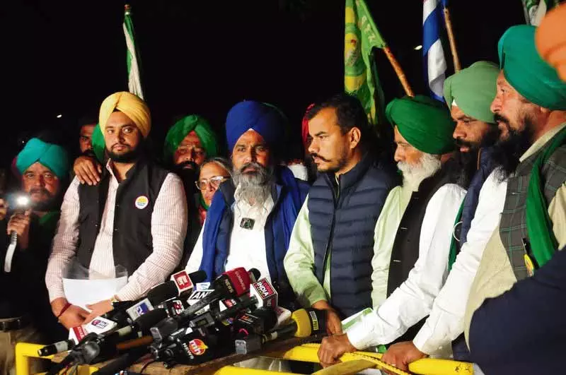 Punjab: केंद्र-किसान वार्ता सौहार्दपूर्ण, अगला दौर 22 फरवरी को Punjab: केंद्र-किसान वार्ता सौहार्दपूर्ण, अगला दौर 22 फरवरी को