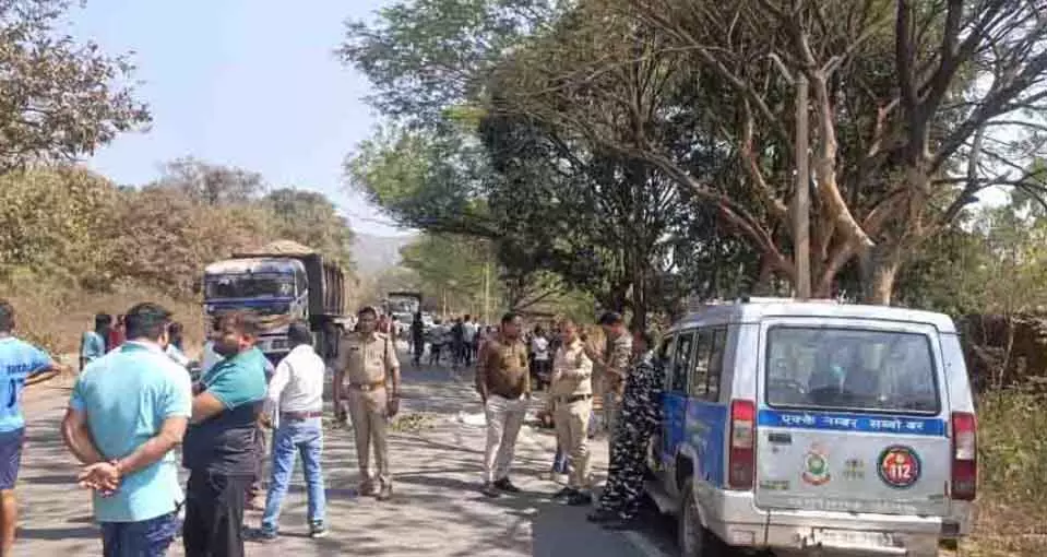 ग्रामीण को हाईवा ने कुचला, स्पॉट पर मौत ग्रामीण को हाईवा ने कुचला, स्पॉट पर मौत
