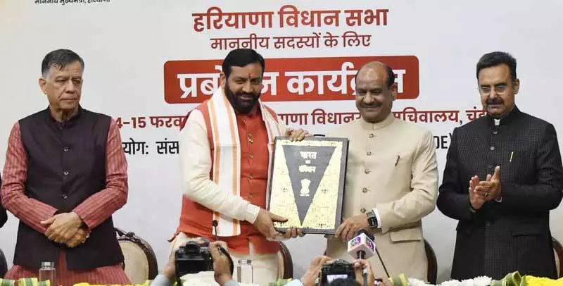 सुनियोजित गतिरोध देश और राज्यों के लिए अच्छा नहीं: LS Speaker सुनियोजित गतिरोध देश और राज्यों के लिए अच्छा नहीं: LS Speaker