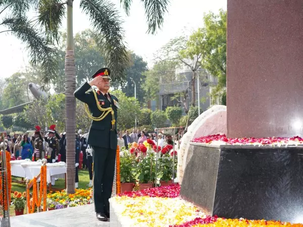 सेना प्रमुख जनरल उपेंद्र द्विवेदी ने Noida शहीद स्मारक पर श्रद्धांजलि अर्पित की सेना प्रमुख जनरल उपेंद्र द्विवेदी ने Noida शहीद स्मारक पर श्रद्धांजलि अर्पित की