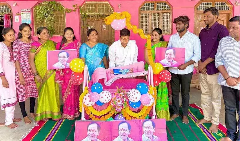 Adilabad के सरपंच ने अपने पोते का नाम पूर्व मुख्यमंत्री केसीआर के नाम पर रखा Adilabad के सरपंच ने अपने पोते का नाम पूर्व मुख्यमंत्री केसीआर के नाम पर रखा
