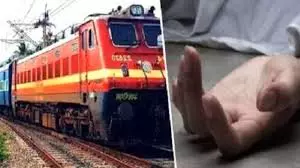 Bijnor: युवती ने ट्रेन के आगे कूद कर आत्महत्या, पोस्टमॉर्टम के लिए भेजा शव Bijnor: युवती ने ट्रेन के आगे कूद कर आत्महत्या, पोस्टमॉर्टम के लिए भेजा शव