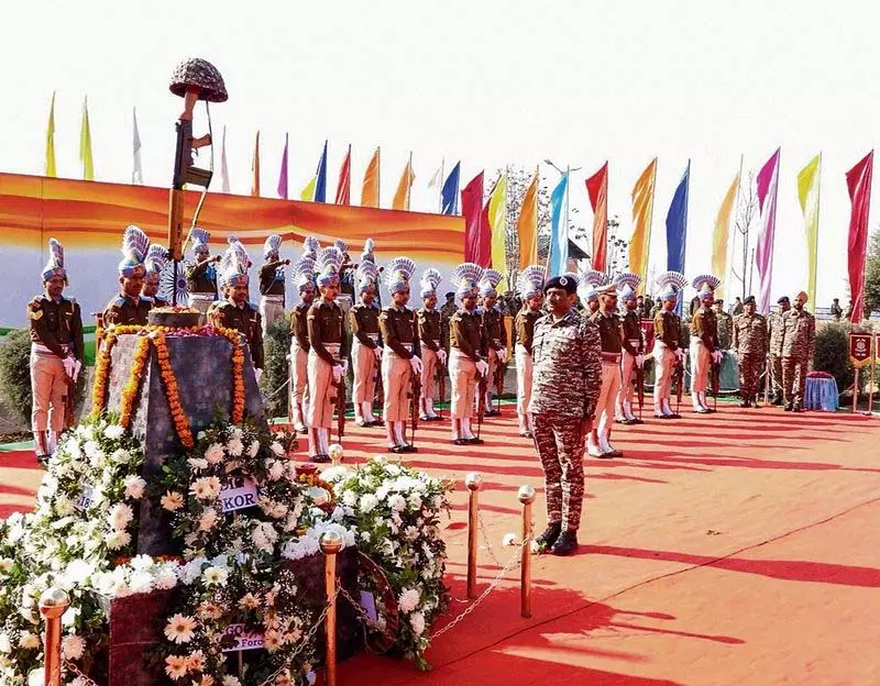 मोदी ने Pulwama शहीदों को श्रद्धांजलि देने में देश का नेतृत्व किया मोदी ने Pulwama शहीदों को श्रद्धांजलि देने में देश का नेतृत्व किया