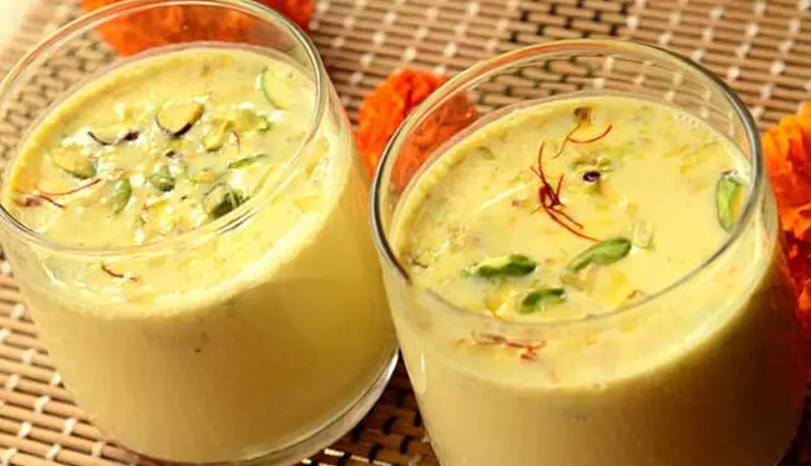 Masala Milk इसे पीने से शरीर को मिलते हैं कई फायदे Masala Milk इसे पीने से शरीर को मिलते हैं कई फायदे