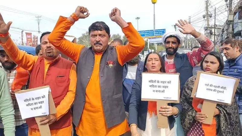शिवसेना ने J&K में शराब की बिक्री पर प्रतिबंध लगाने की मांग की शिवसेना ने J&K में शराब की बिक्री पर प्रतिबंध लगाने की मांग की