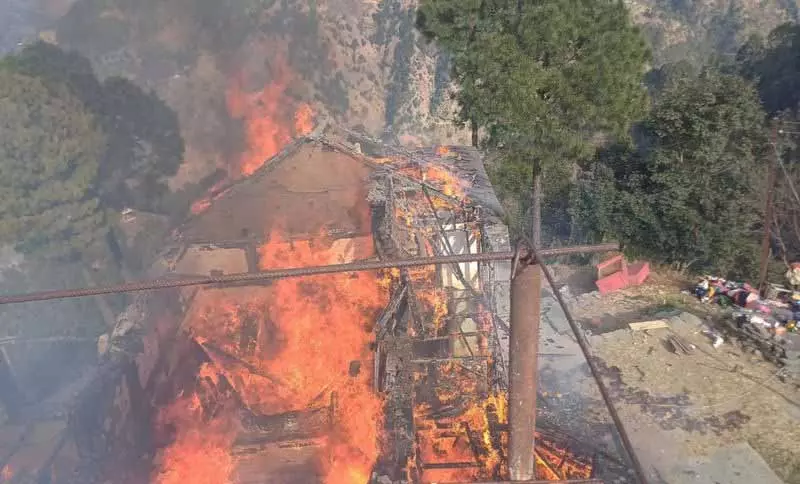 Mandi में 18 कमरों का मकान जलकर राख, परिवार बेघर Mandi में 18 कमरों का मकान जलकर राख, परिवार बेघर