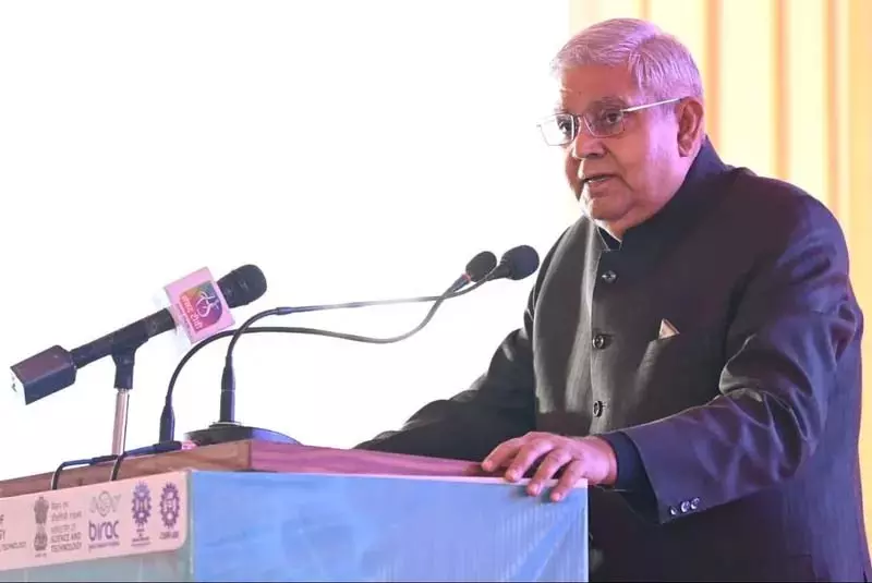 Jammu-Kashmir के उपराज्यपाल ने जम्मू हवाई अड्डे पर उपराष्ट्रपति का स्वागत किया Jammu-Kashmir के उपराज्यपाल ने जम्मू हवाई अड्डे पर उपराष्ट्रपति का स्वागत किया
