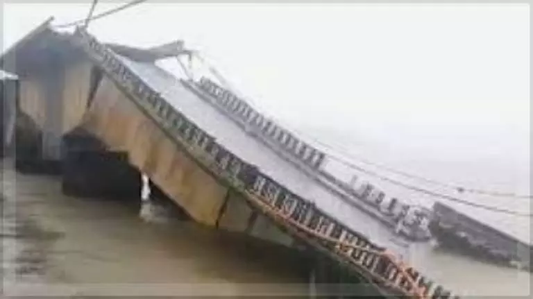 Another Collapse: सदाशिवगढ़ में काली नदी पर बना पुराना पुल फिर ढह गया Another Collapse: सदाशिवगढ़ में काली नदी पर बना पुराना पुल फिर ढह गया
