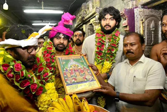 Andhra : पवन ने अरुलमिगु सोलाईमलाई मुरुगन मंदिर के दर्शन किए Andhra : पवन ने अरुलमिगु सोलाईमलाई मुरुगन मंदिर के दर्शन किए