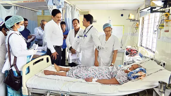 GGH का दौरा करने वाले कृष्णबाबू ने स्थिति की समीक्षा की और पीड़ितों से मुलाकात की GGH का दौरा करने वाले कृष्णबाबू ने स्थिति की समीक्षा की और पीड़ितों से मुलाकात की