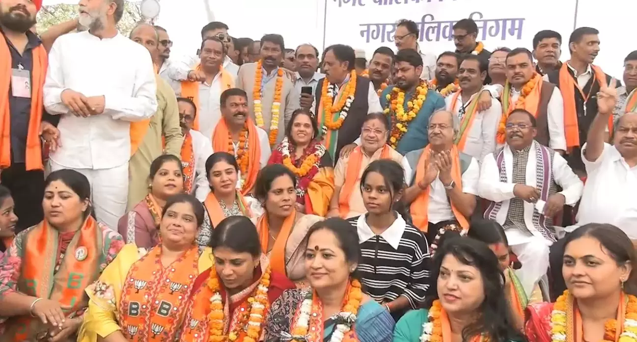 मेयर बनी मीनल चौबे और 70 वार्ड पार्षदों को रिटर्निंग ऑफिसर ने सौंपा प्रमाण पत्र मेयर बनी मीनल चौबे और 70 वार्ड पार्षदों को रिटर्निंग ऑफिसर ने सौंपा प्रमाण पत्र