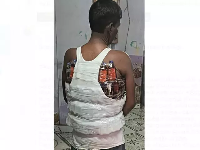 Villupuram: अनोखे तरीके से शराब की बोतलों की तस्करी करने वाला व्यक्ति गिरफ्तार Villupuram: अनोखे तरीके से शराब की बोतलों की तस्करी करने वाला व्यक्ति गिरफ्तार