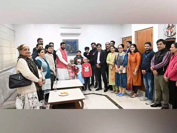 Haryana CM ने बाल कैंसर जागरूकता दिवस पर कैंसर से पीड़ित बच्चों के साथ समय बिताया Haryana CM ने बाल कैंसर जागरूकता दिवस पर कैंसर से पीड़ित बच्चों के साथ समय बिताया