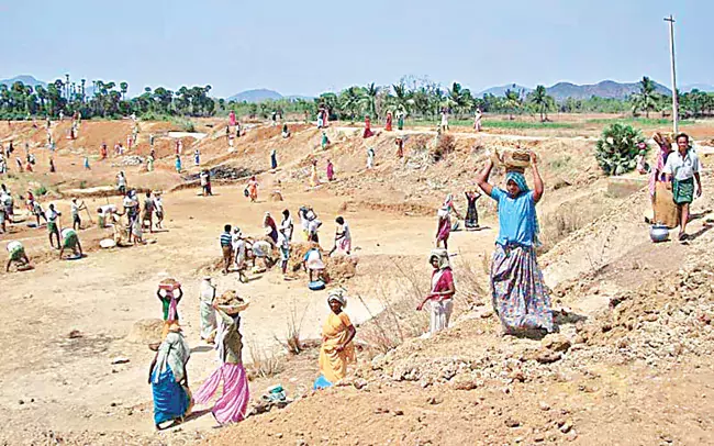 Telangana: रोजगार गारंटी योजना के तहत राज्य में कार्य पूर्व में हो रहे Telangana: रोजगार गारंटी योजना के तहत राज्य में कार्य पूर्व में हो रहे