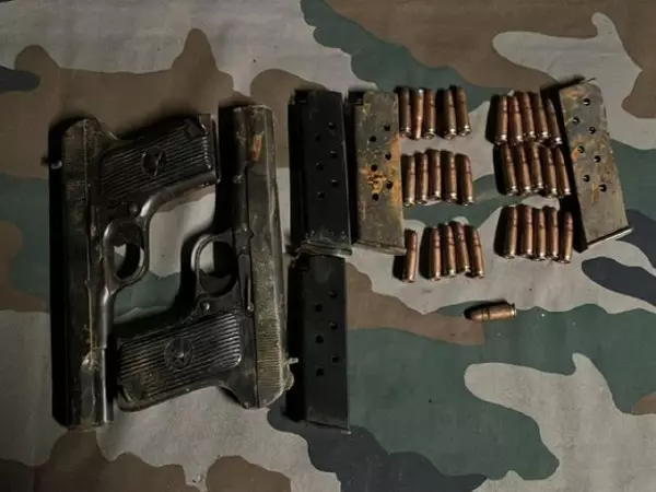 भारतीय सेना ने Kupwara में हथियार बरामद किए भारतीय सेना ने Kupwara में हथियार बरामद किए