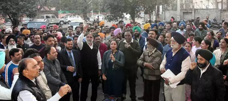 Ludhiana: बैंक यूनियनों ने किया प्रदर्शन, 24 और 25 मार्च को हड़ताल पर रहेंगे Ludhiana: बैंक यूनियनों ने किया प्रदर्शन, 24 और 25 मार्च को हड़ताल पर रहेंगे