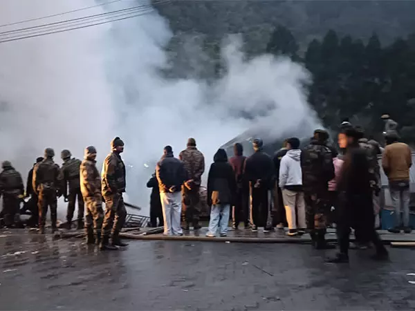 Arunachal: पश्चिमी कामेंग में भीषण आग, आग पर काबू पाने के लिए सेना आगे आई Arunachal: पश्चिमी कामेंग में भीषण आग, आग पर काबू पाने के लिए सेना आगे आई