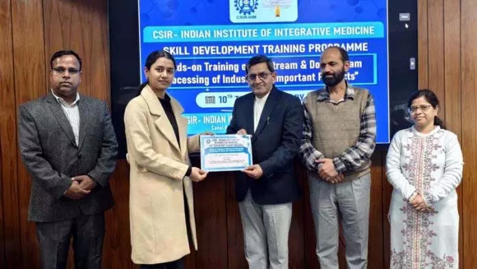 IIIM में औद्योगिक रूप से महत्वपूर्ण उत्पादों के प्रसंस्करण पर प्रशिक्षण संपन्न IIIM में औद्योगिक रूप से महत्वपूर्ण उत्पादों के प्रसंस्करण पर प्रशिक्षण संपन्न
